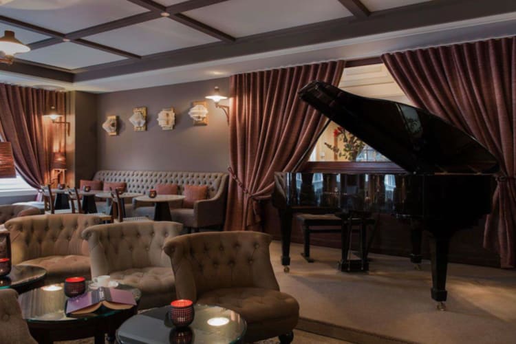 Piano bar